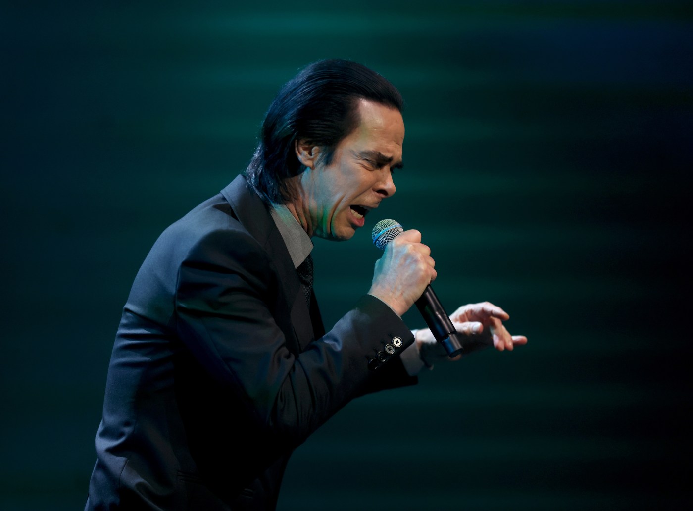 Review: Legendary rocker delivers thrilling concert for Bay Area fans
